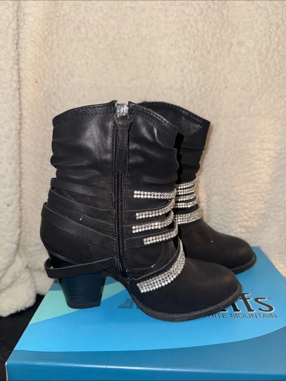 Cliffs by WHITE MOUNTAIN fashionable black
